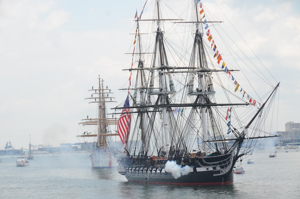 USS Constitution gemisi her sene Bağımsızlık Günü kutlamalarında top atışıyla Boston Limanını selamlıyor. 