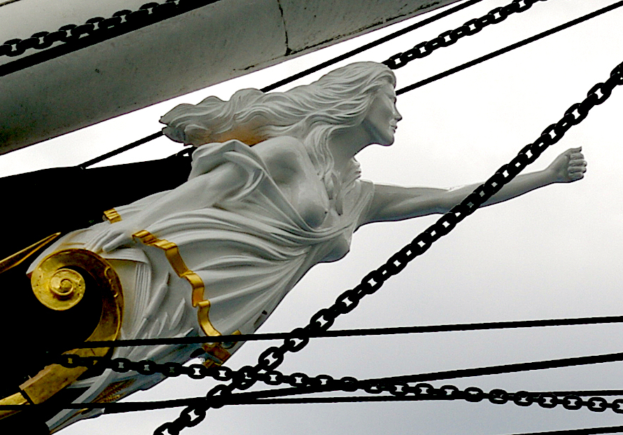 Dini ve mitolojik figürlerin yanı sıra, fırtınaya karşı gemiyi koruduğuna inanılan çıplak kadın figürleri oldukça popülerdi