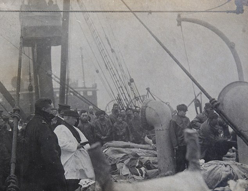 15 Nisan 1912'de Titanic Faciasının ardından kurbanların cenazelerinden bir kısmı CS Mackay-Bennett gemisinden törenle denize bırakılmıştı.