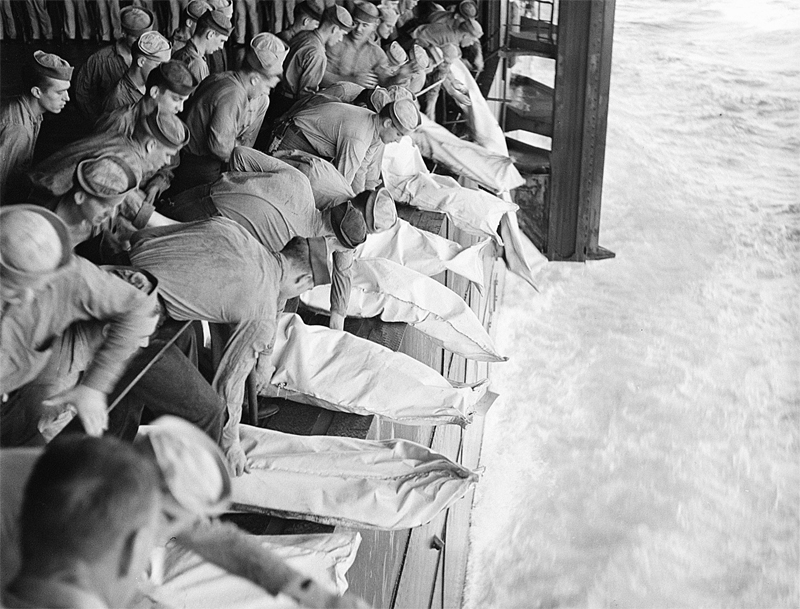 26 Kasım1944 tarihinde USS Intrepid'in güvertesinde gerçekleştirilen cenaze merasimi. II. Dünya Savaşı sırasında ölen denizcilerin cenazeleri kefenlere sarılarak denize bırakılmıştı